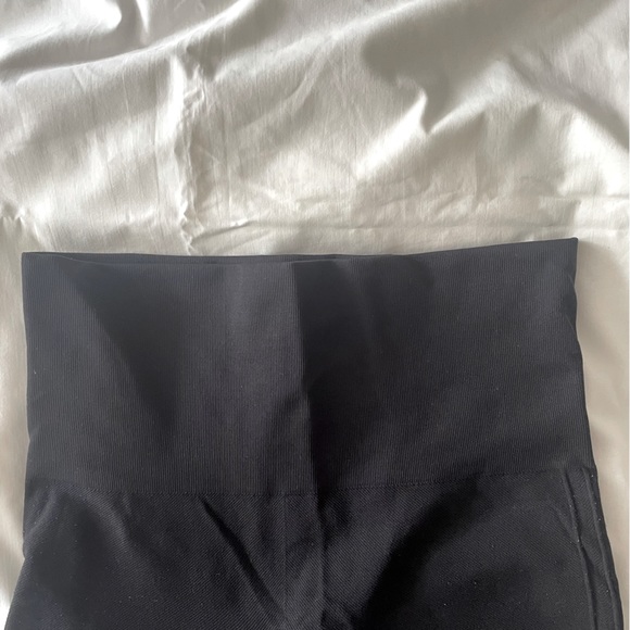 Spanx Look at Me Now Seamless Leggings in Very Black. Size Medium - Picture 8 of 8